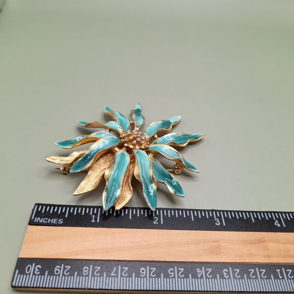 VTG Capri Signed Modernist Gold Tone Clear Rhinestones Enamel Poinsettia Brooch - Picture 7 of 10